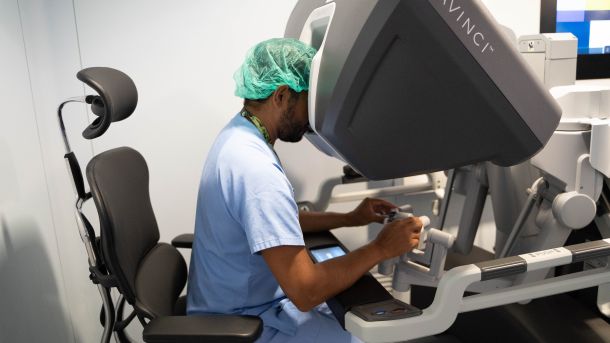 La cirugía robótica permite a los pacientes operados de hernia abdominal recuperar la actividad en 48 horas tras el alta